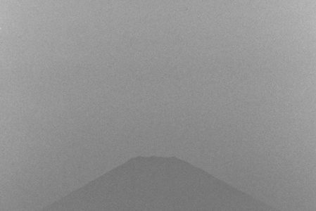 夕暮れに霞む富士山