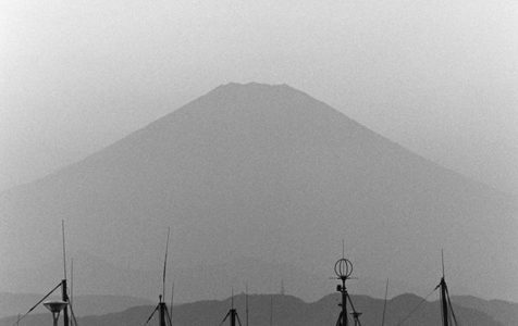 港からの富士山 (銀塩モノクロ)