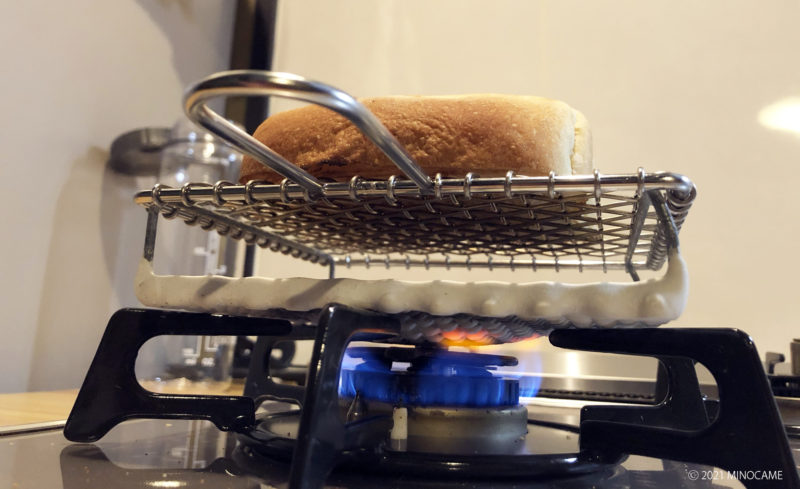 金網つじさんのセラミック網で焼くと赤外線効果で美味しいです。
Briant Toast with hand made grill by Kanaamitsuji