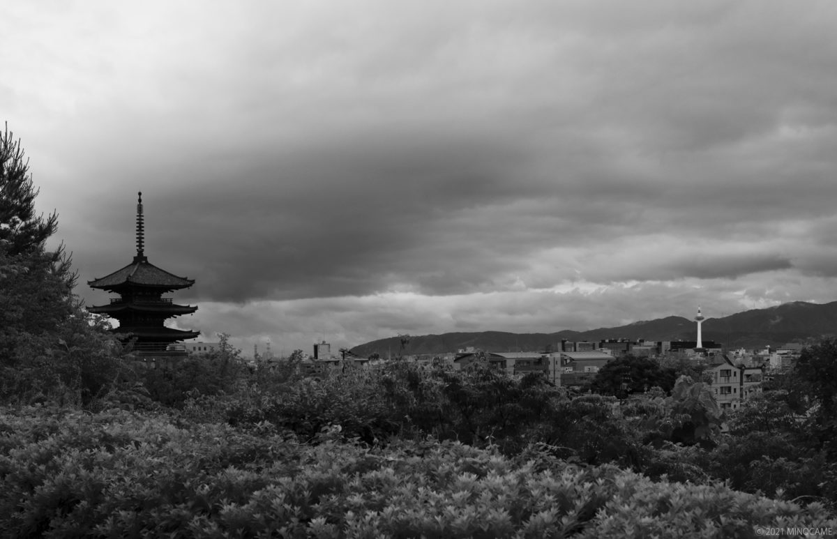八坂の塔と遠くの京都タワー