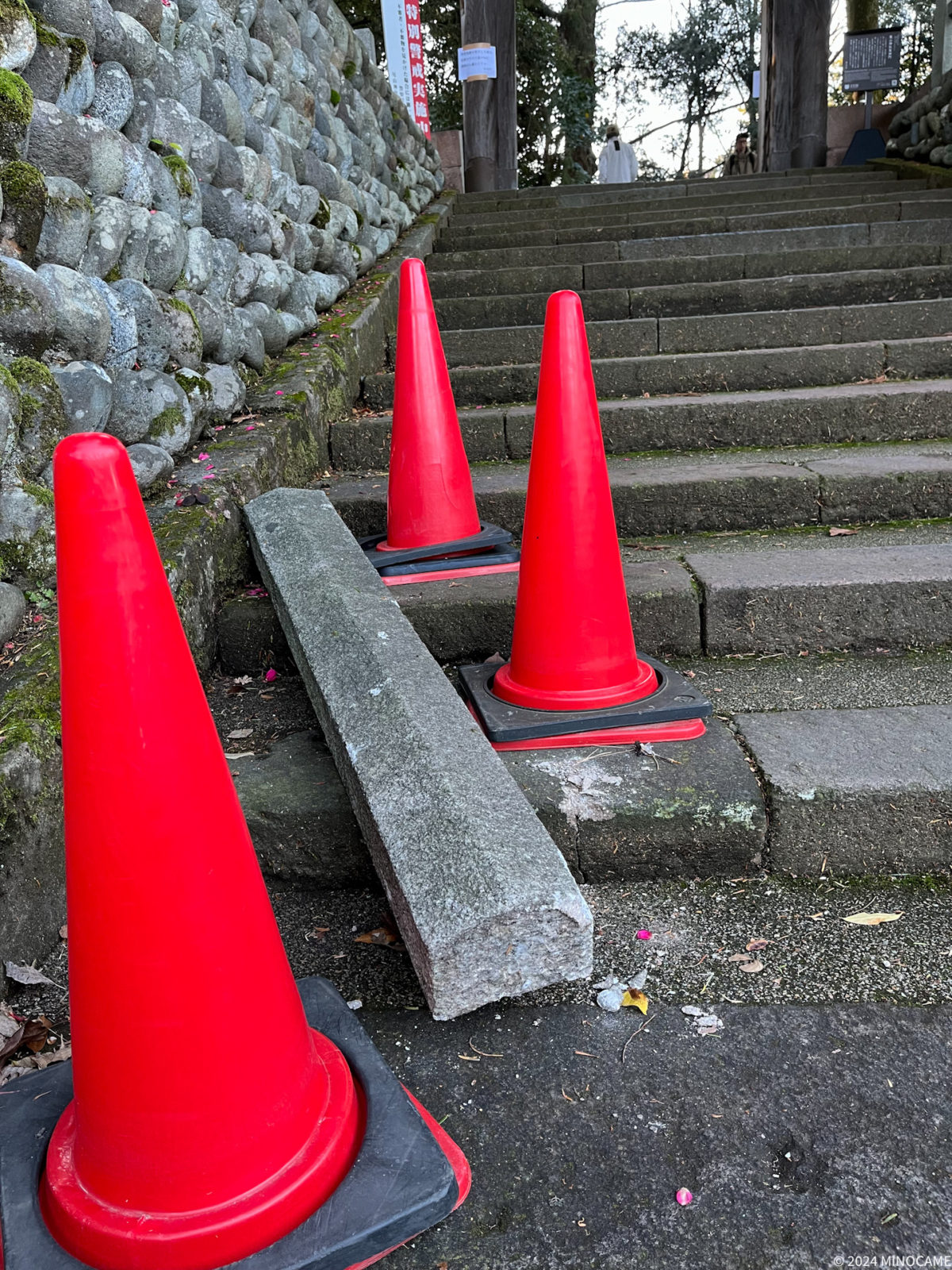 尾山神社 東神門の階段にて