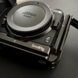 SmallRig L型プレート ( Nikon Z5、Z6、Z7、Z6 II、Z7 IIで共用可能)　Arca対応の溝が横位置側にも縦位置側にもある。