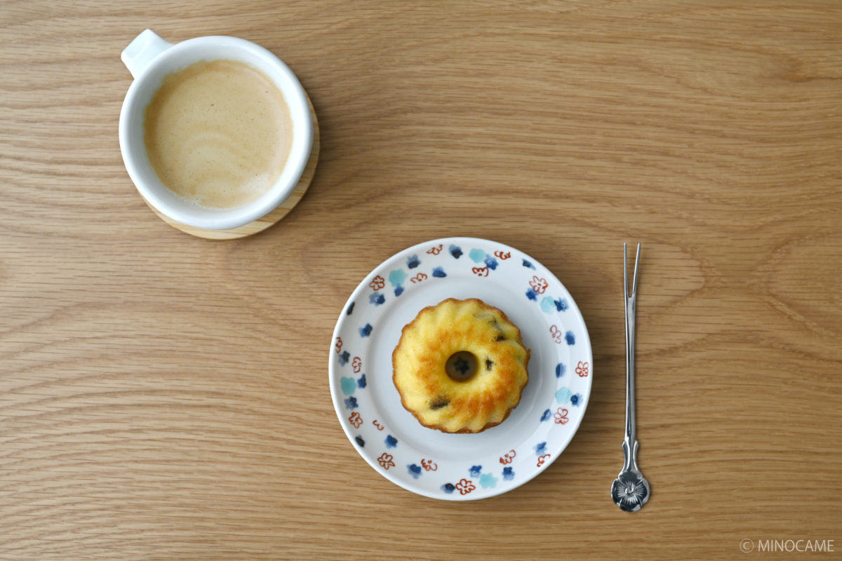 皿：横井佳乃　 お菓子：京都クグロフ家のプチクグロフ　 カップ：五十嵐元次