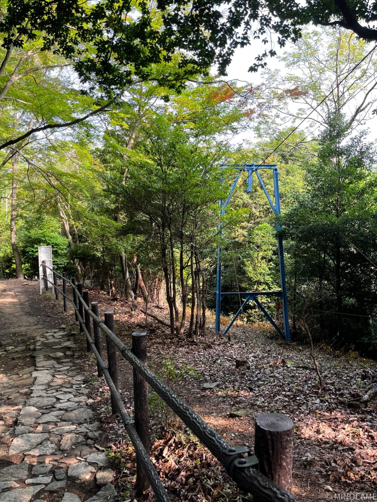 五山の送り火で使用する点火用の資材や護摩木を運びあげるケーブル