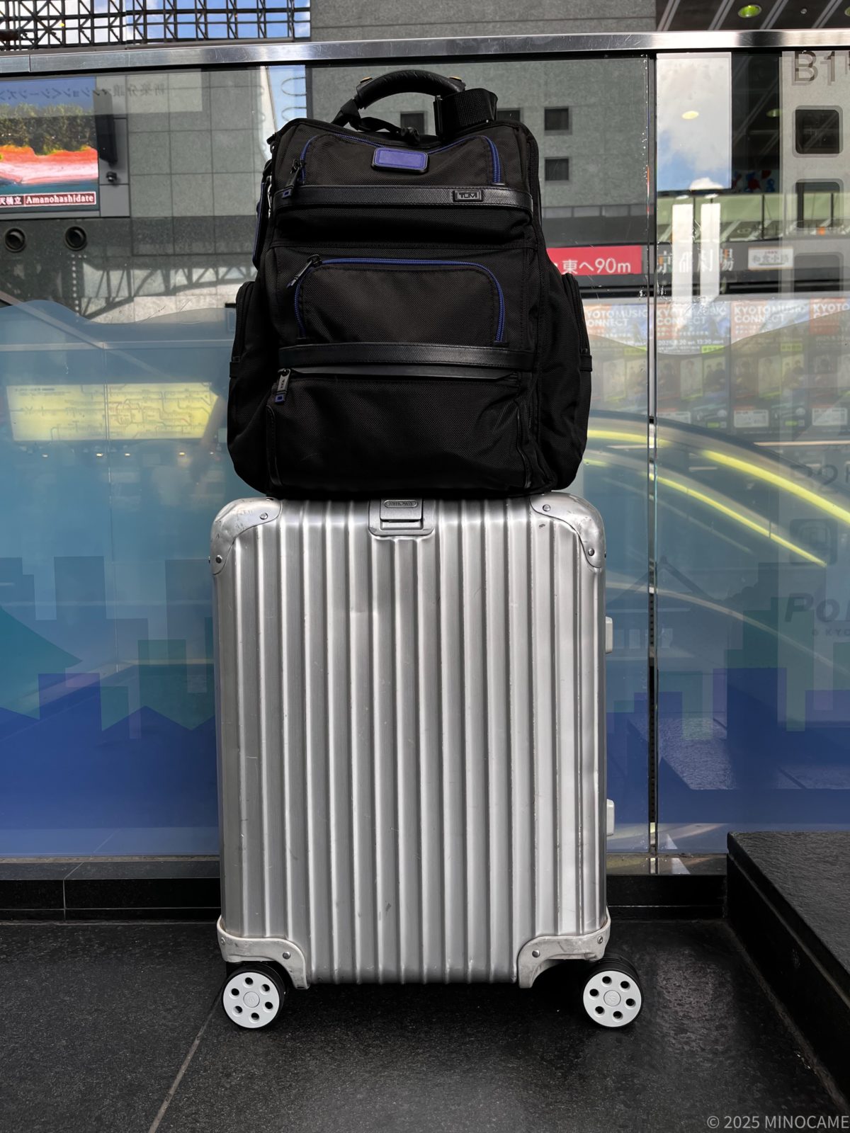 リモワにTUMIのショルダーバッグを載せた状態