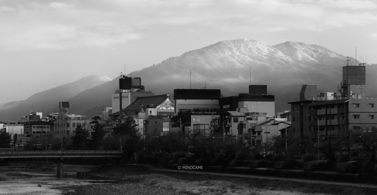 鴨川縁から眺めた真冬の比叡山