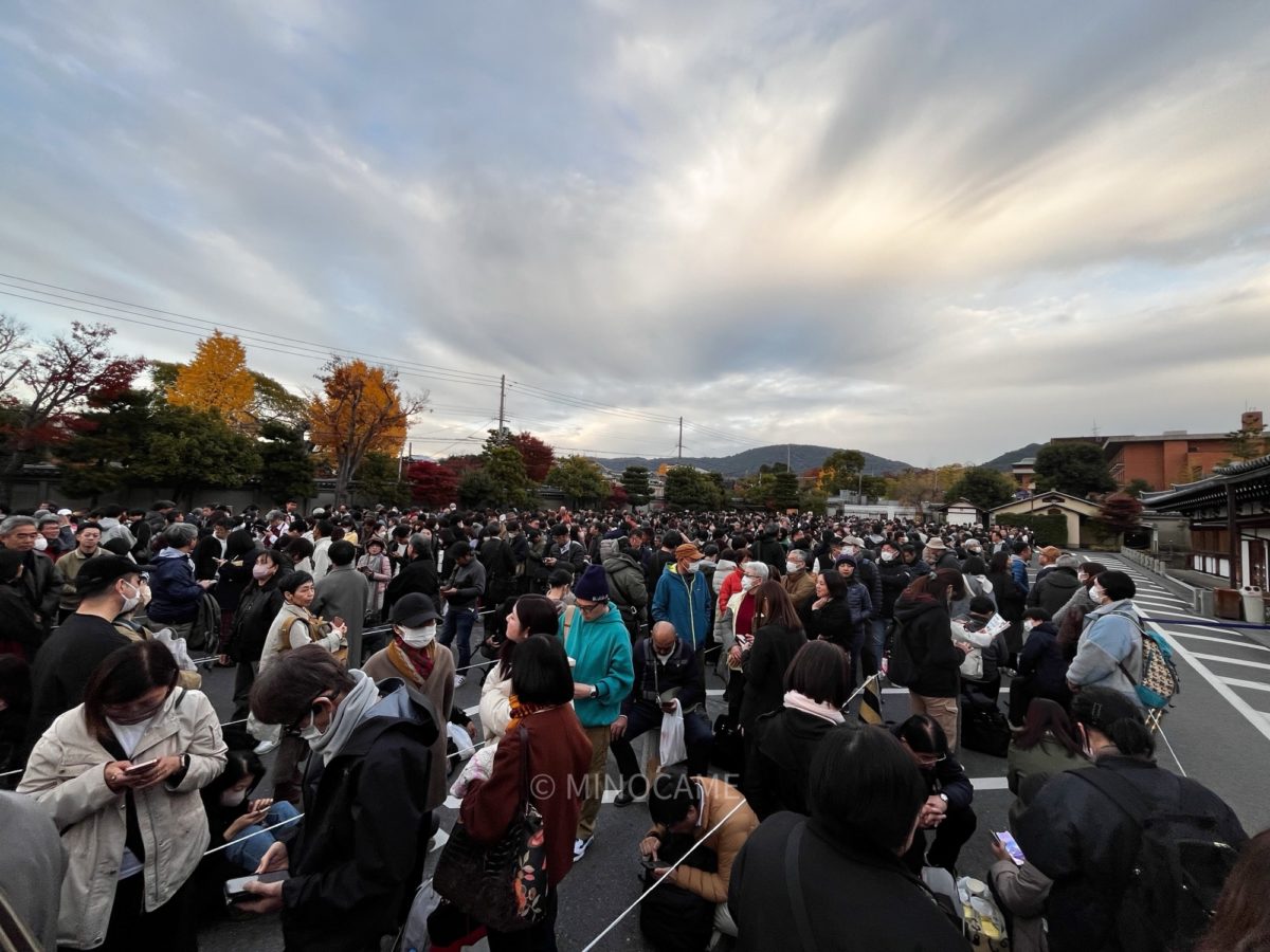 三十三間堂の夜間拝観を待つ長蛇の列